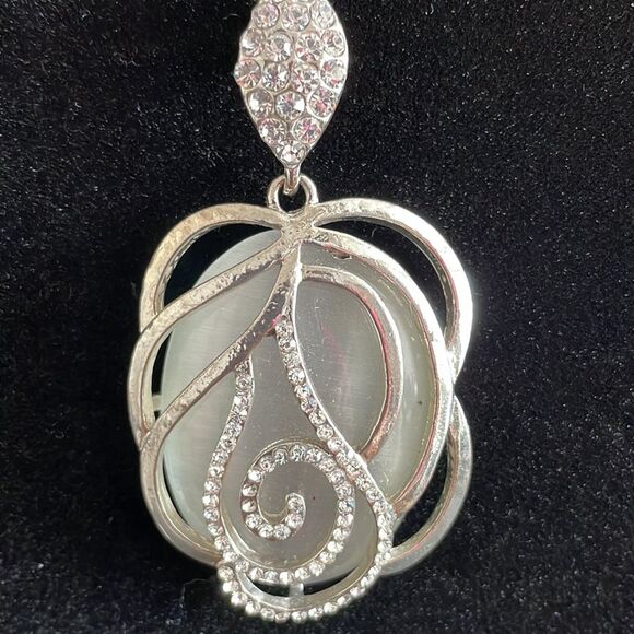 FASHION NECKLACE | Silk Stone Pendant | Silver Toned 27-inch Box Chain - Picture 3 of 3